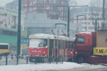 Грузовик на полном ходу влетел в трамвай: кадры с места ДТП в Харькове