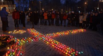 Свечи, слезы и грусть: киевляне почтили память жертв Голодомора (фото)