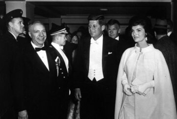 Джон Ф. Кеннеди с супругой Жаклин на балу, 20 января 1961 г. Фото: artidea.org.ua