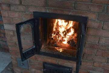 Мужчина пожаловался на жену, которая сожгла 20 тысяч евро в камине: "Когда я увидел пламя, я был готов..."