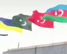 "Друзья познаются в беде": над Азербайджаном поднят сине-желтый флаг, Украину благодарят за поддержку