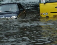 Киев ушел под воду, автомобили "плавают": кадры бедствия