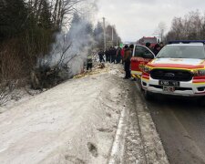 Авто спалахнуло після ДТП на українській трасі, всередині застряг водій: деталі і фото трагедії