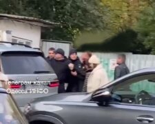 "Наділи наручники і забрали": в Одесі працівники ТЦК побили чоловіка на очах його маленької дитини, відео