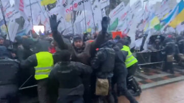 Розлючені українці пішли на штурм Ради, силовики ледь стримують опір: кадри того, що відбувається