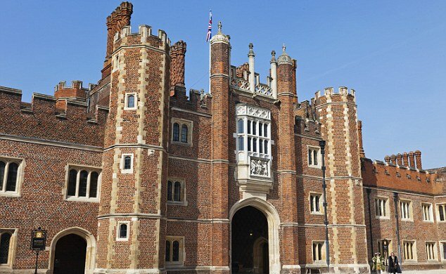 В месте разрыва Англии с Римом прошла первая за 450 лет католическая служба (фото)