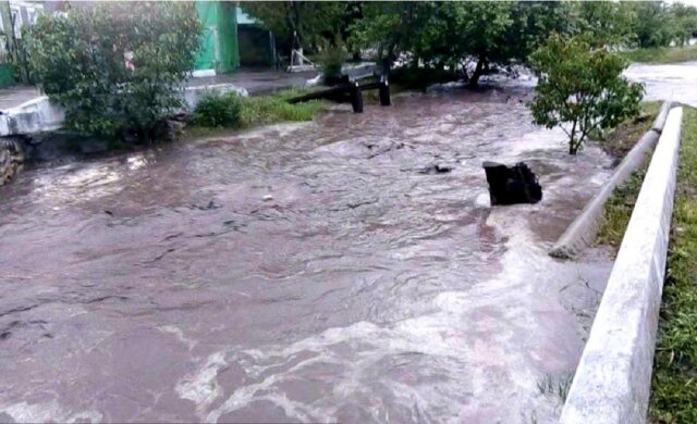"Потоки воды хлынули с горы": в сети показали, как затопило Одесскую область, видео