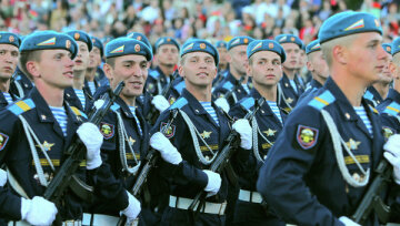 В сети высмеяли чересчур «праздничную» форму российских военных (фото)