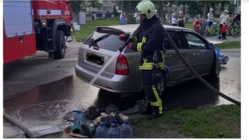 Харківські рятувальники злетілися на місце аварії, фото: "на дорогу вилилося паливо"
