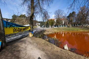 Це нагадування про злочини в Україні: озеро біля посольства рф у Вільнюсі стало червоним, кадри