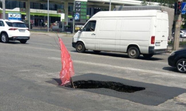 Асфальт обвалився посеред дороги в Києві, кадри прірви: "не доремонтували"