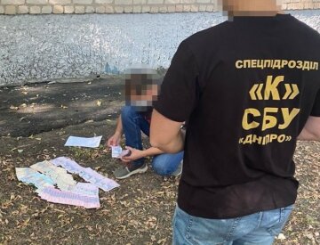 "Викидав гроші з вікна": під Дніпром "шишку" з прокуратури ефектно спіймали на хабарі, фото