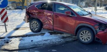 Lexus, Mercedes і BMW зіткнулися в Харкові, є постраждалі: кадри елітної аварії
