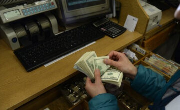 В Украине начали массово скупать валюту, срочное сообщение НБУ: в чем причина