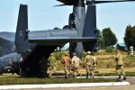 У Дніпрі підняли військову авіацію, літаки пронеслися над дахами: кадри того, що відбувається