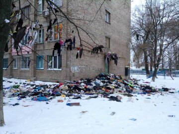 Коммунальщики забросали Киев одеждой (фото)