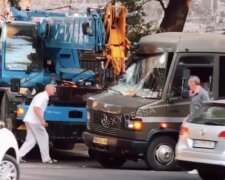 В Одессе автокран пробил стрелой маршрутку, забитую пассажирами: кадры аварии