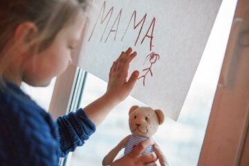 Батьки наркомани, родичам немає діла: для малечі київська лікарня стала будинком