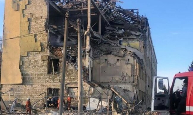 Ракетний обстріл пройшовся по Бердичеву: серед завалів шукають людей