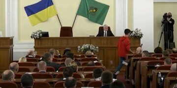 "Выведите человека": во время сессии Харьковского горсовета в зале разбросали "деньги", видео