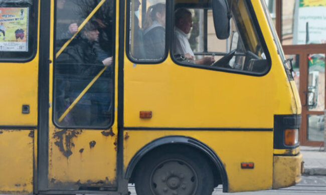 "Зате по 8 гривень": маршрутки Дніпра почали розвалюватися на ходу, відео