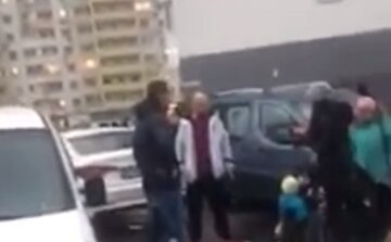 В Киеве водитель разбил лицо женщине с двумя детьми, видео: "Зачем машину ударила?"