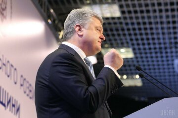 Конфуз Порошенко попал на видео: «болванчик вместо президента»