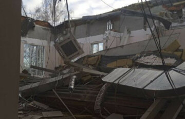 Крыша школы рухнула в день занятий, детей срочно эвакуировали: появились подробности и кадры