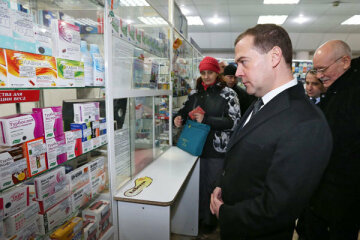 »Больной» Медведев уехал лечиться на лыжный курорт с подругой — фото