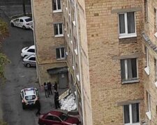У Києві пенсіонерка випала з вікна, терміново з'їхалися лікарі: деталі трагедії