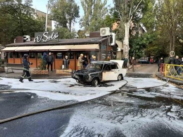 Вогняна НП біля ресторану в Одесі, вулицю залили піною: фото і подробиці