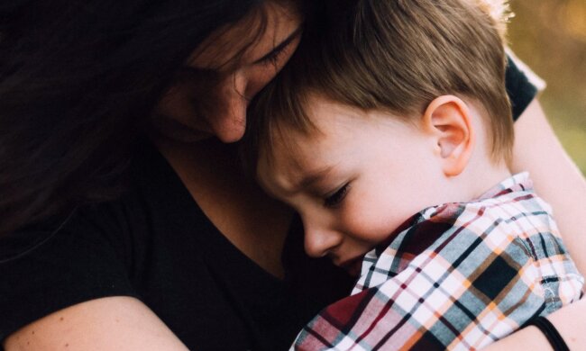 ребенок напуган, мать и сын