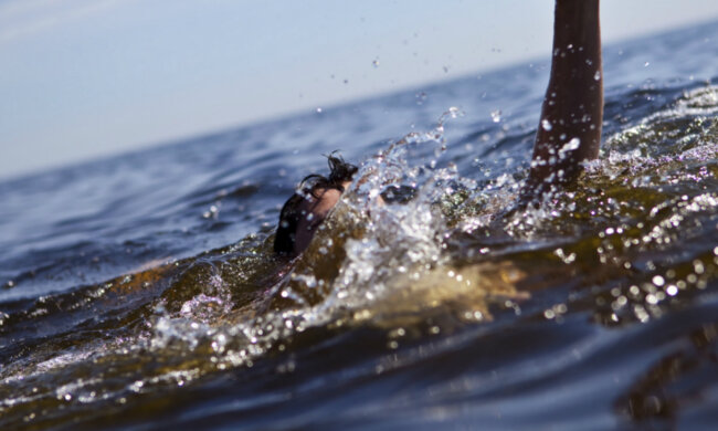 тонет утонул вода море