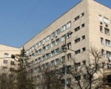 НП у Київській лікарні: з 6-го поверху вистрибнула жінка, кадри з місця