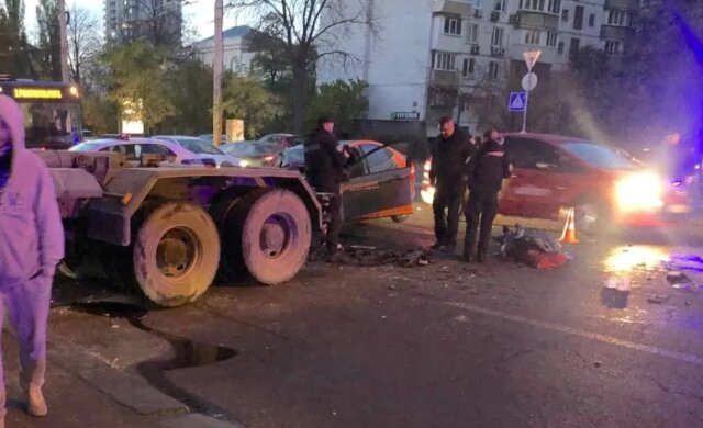 Авто зім'яло від удару у вантажівку, є жертви: кадри трагічної ДТП у Києві