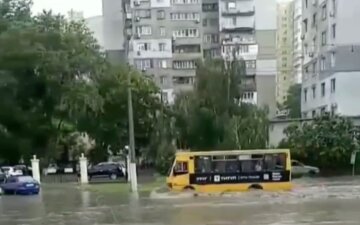 Потужна злива обрушилася на Одесу, вулиці пішли під воду: відео стихії