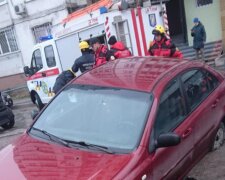 У Києві автомобіль провалився під асфальт і застряг: без допомоги рятувальників не обійшлося