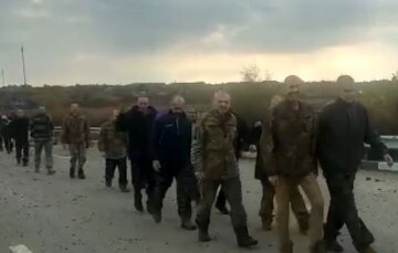 Украинские герои вернулись домой, скольких военных удалось освободить: трогательные кадры