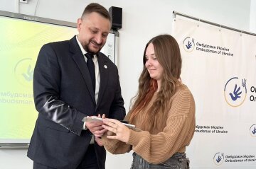 Впервые в Житомирской области: школьники присягнули стать "Омбудсманами" и защищать права детей