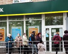 Пенсіонери влаштували бійку біля банку в Києві, відео: "мені треба платити комунальні"