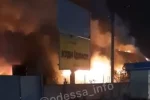 Масштабна пожежа біля газової заправки в Одесі: момент вибуху потрапив на камеру