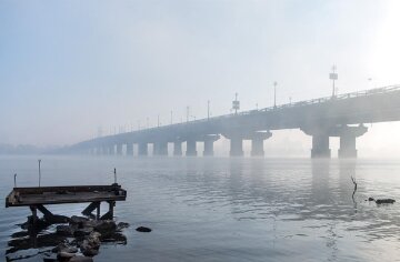 На "уставшем" мосту в Киеве прорвало трубу с кипятком: видео ЧП