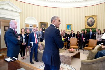 Обама говорит с членами администрации Белого дома