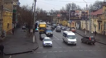 Грузовик снес светофор в Одессе: видео всколыхнуло сеть