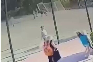 Момент падіння воріт на 6-річну дитину потрапив на камеру: що з хлопчиком