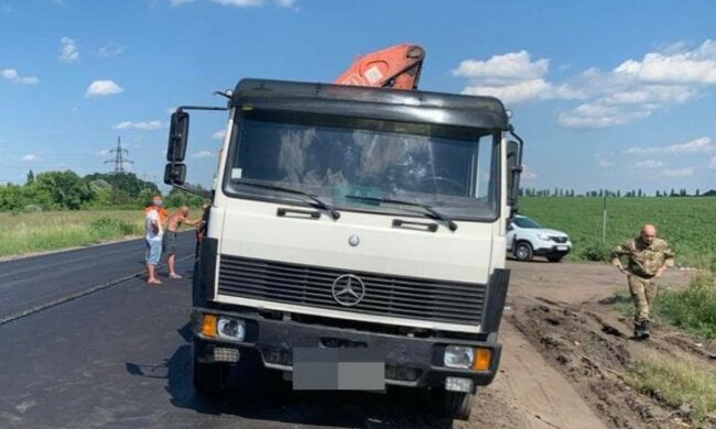 В Харькове грузовик наехал на ремонтника дороги: фото с места