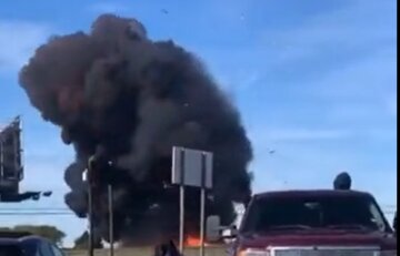 Два літаки зіткнулися та розбилися прямо над аеропортом у США: момент трагедії потрапив на відео