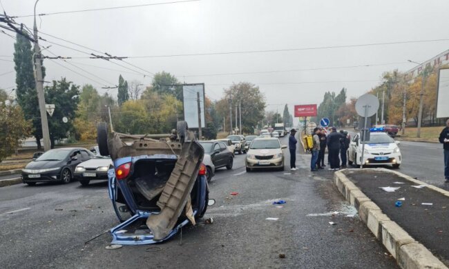 "Водитель вылетел через лобовое стекло": в Харькове на мосту Ландау – серьезное ДТП, первые кадры