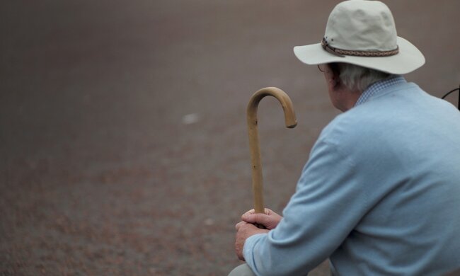 пенсионер инвалид палочка грустно