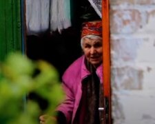Пенсионерку спасают в Днепре, старушка оказалась в плену стихии: кадры с места ЧП